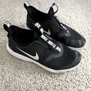 Kids NIKE Flex Runner- black and white Size 3